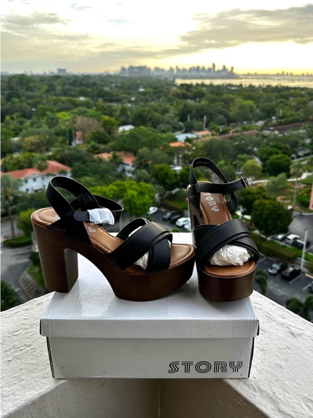 NWT Story Black Platform Block Heel Sandals Size 7
